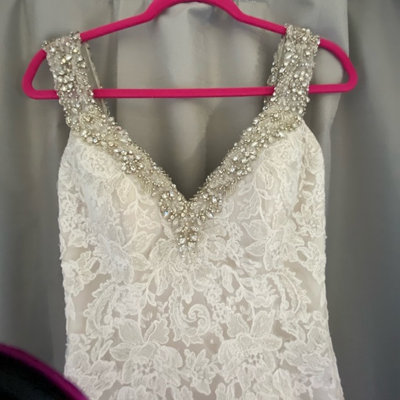Stunning Ivory Lace & beaded wedding gown - Picture 5 of 10